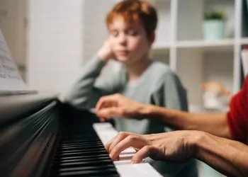 Evde Piyano Dersi: 2025 Fiyatları, Eğitmen Seçimi ve Başlangıç Rehberi