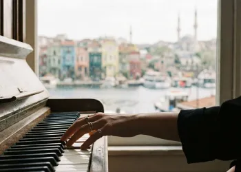 Balat’ın Sanatsal Ruhunu Profesyonel Tuşlara Taşıyın: Piyano Eğitiminde Doğru Adres