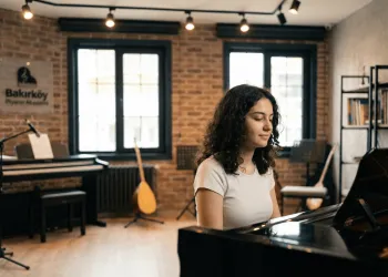 Genç Kursları ve Geleceğin İnşası: Sınav Stresinden Sahne Işıklarına Bir Yolculuk