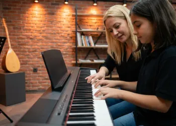 Notaların Ötesindeki Bağ: Neden Piyano Bireysel Ders En Verimli Öğrenme Modelidir?