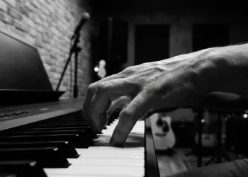 Piyano Hastalığı Nedir? Tuşların Ardındaki Görünmez Tehlike ve Fokal Distoni Gerçeği