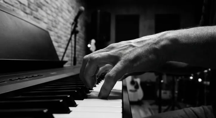 Piyano Hastalığı Nedir? Tuşların Ardındaki Görünmez Tehlike ve Fokal Distoni Gerçeği