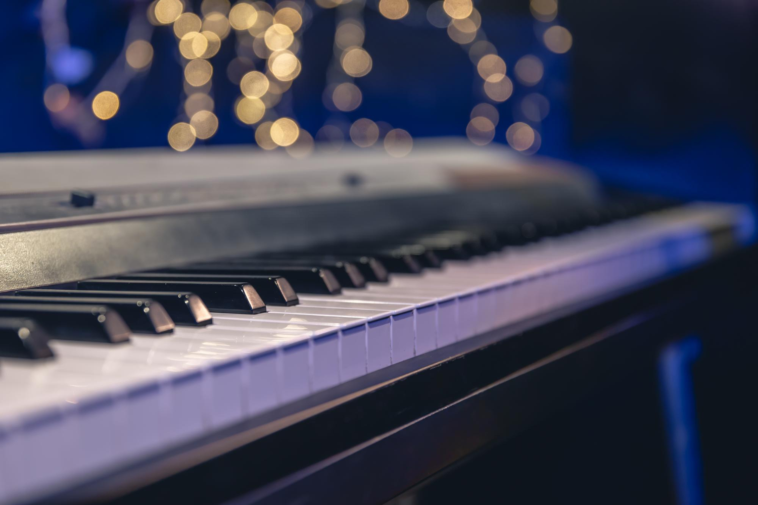 Ataköy hobi piyano dersleri ışıklı piyano detayı