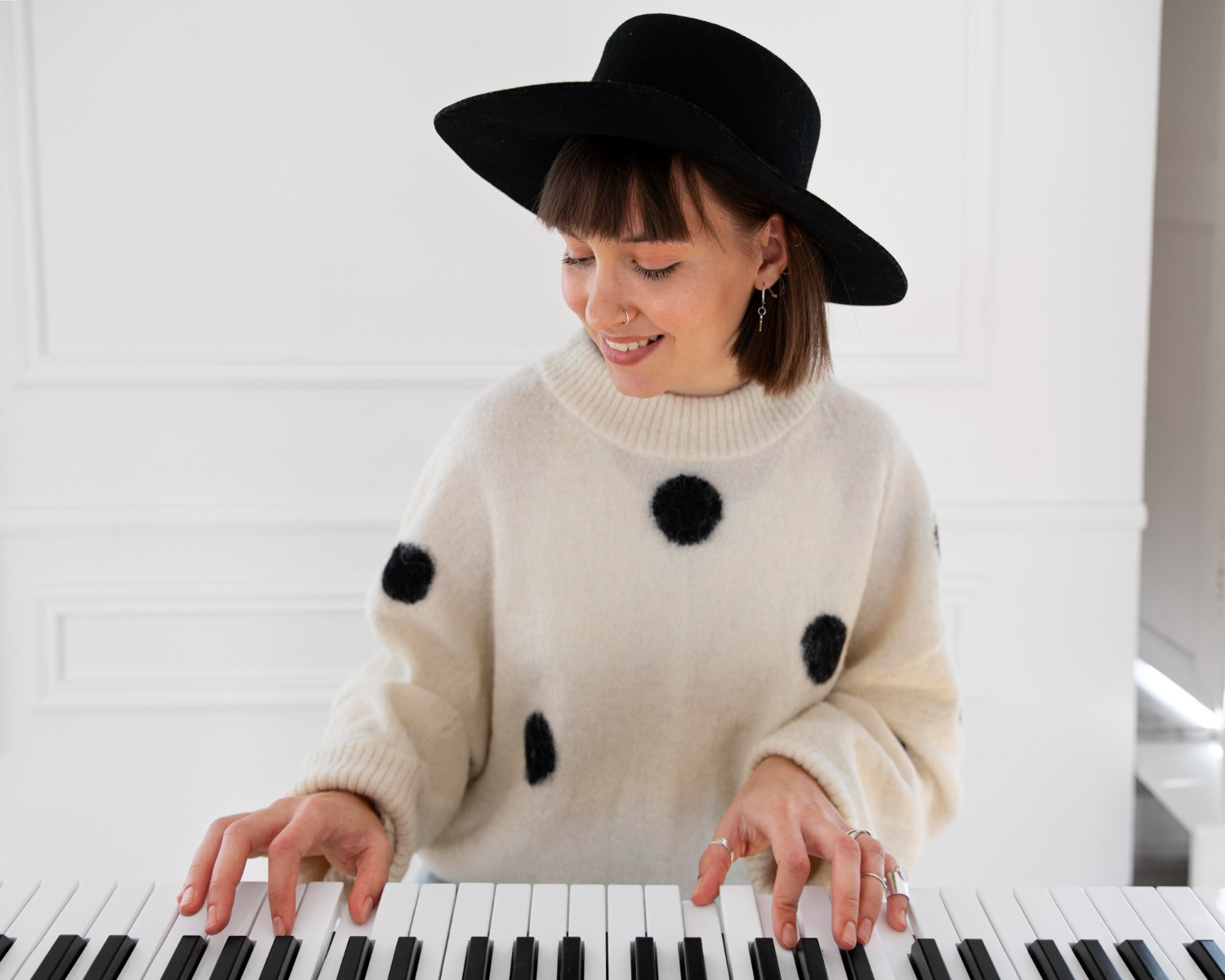 Dijital piyanoda çalarken gülümseyen genç bir kadının yakın plan görüntüsü; Piyano Akademi’nin başlangıç ve hobi seviyesine yönelik keyifli piyano eğitim atmosferini yansıtan sahne.