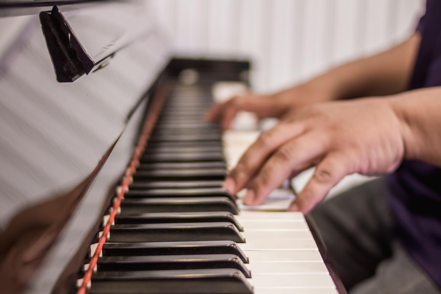 Piyanoda çalan bir öğrencinin elleri